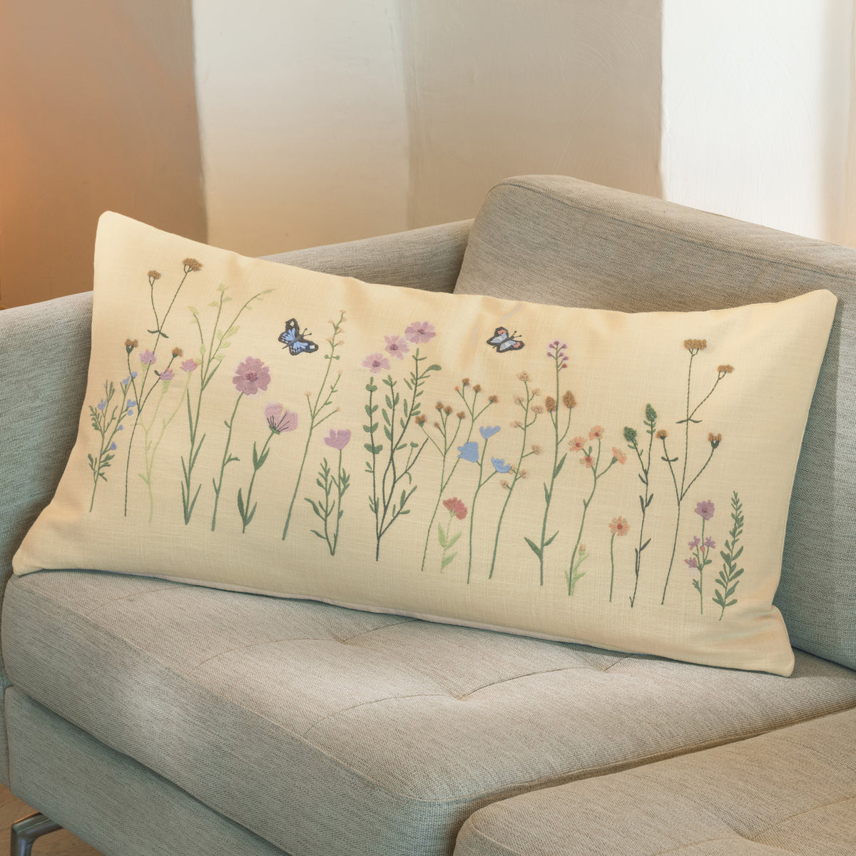 Decorative Pillow Dans les champs