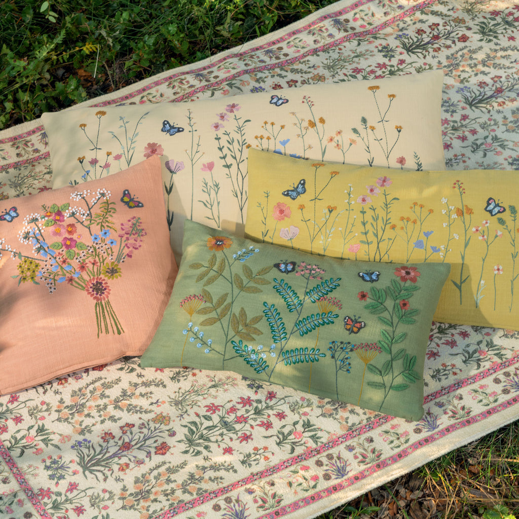 Decorative Pillow Dans les champs